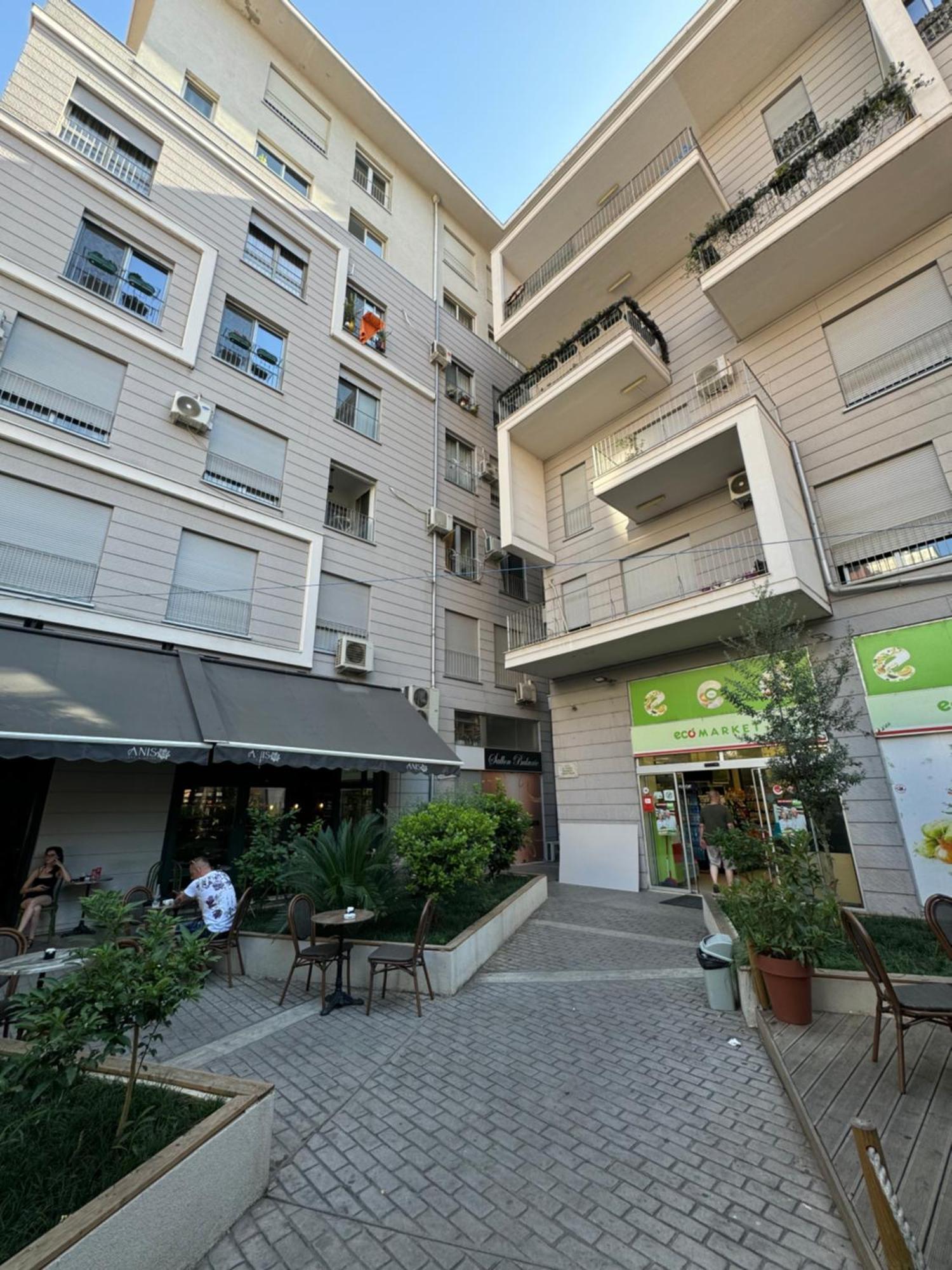 Centre Lions Gate 8 *