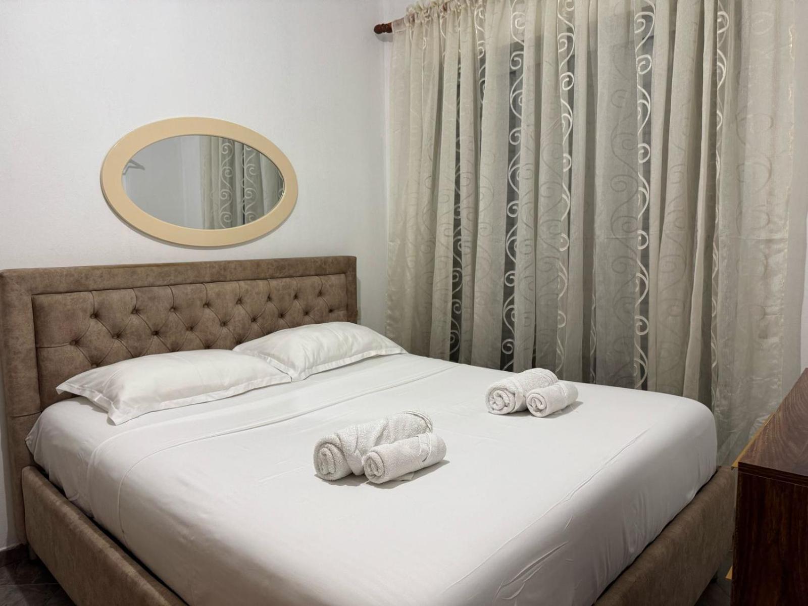 Centre Lions Gate 8 Апартаменты *